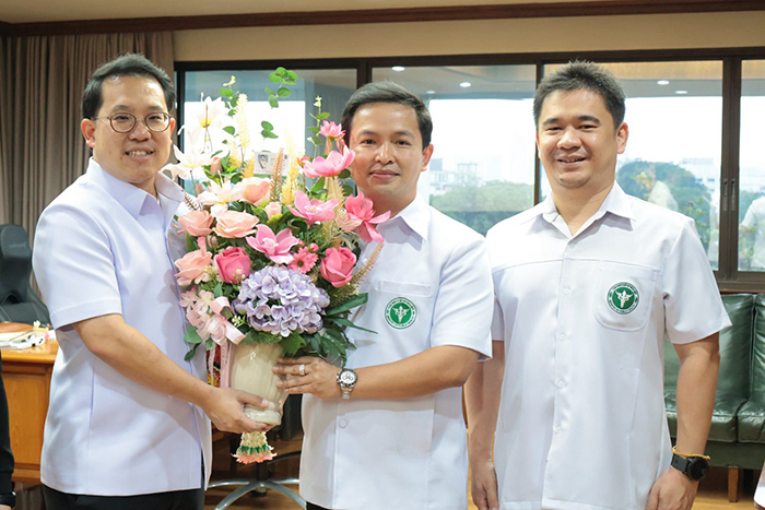 เข้ารับมอบแนวทางการปฏิบัติงาน จาก นายพัฒนา พร้อมพัฒน์ รัฐมนตรีว่าการกระทรวงสาธารณสุข